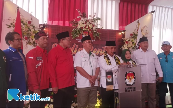 Foto Paslon Sanusi-Lathifah ketika mendaftar Pilbup Malang ke KPU Kabupaten Malang diantar 11 Parpol. (Foto: Binar Gumilang/Ketik.co.id)