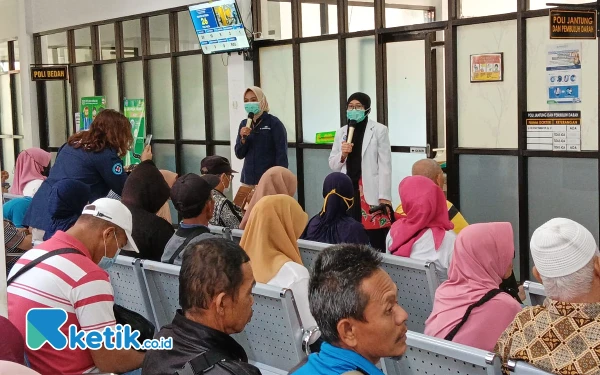 Foto Dokter Spesialis Jantung RSUD dr. Darsono, dr. Ike Dyah Pambayun, saat menyampaikan materi soal kesehatan jantung kepada pasien. (Foto: Al Ahmadi/Ketik.co.id)