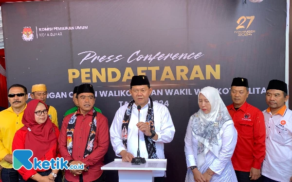 Foto Bambang-Bayu saat press konferensi di KPU Kota Blitar, Rabu (28/8/2024). (Foto: Favan/ketik.co.id)