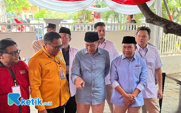 Foto Wahyu-Ali didampingi petinggi partai pengusung  saat mendaftarkan diri di Pilkada 2024 Kota Malang. (Foto: Lutfia/Ketik.co.id)