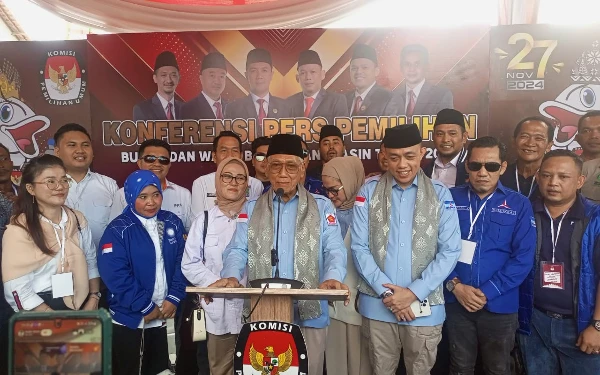 Foto Pasangan calon Bupati dan Wakil Bupati Banyuasin, Slamet Somosentono-Alfi N Rustam (Slamet-Alfi) dalam konferensi pers usai mendaftarkan diri di Komisi Pemilihan Umum (KPU) Banyuasin, Selasa 27 Agustus 2024. (Foto: Alfi N Rustam for Ketik.co.id)