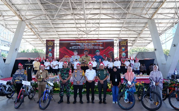 Foto Penyerahan hadiah usai deklarasi Pilkada Damai (Foto: Dok. Pemprov Sulsel)