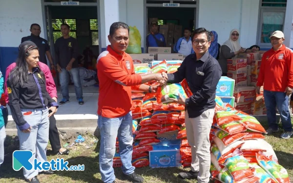 Foto Kepala Kantor Perwakilan Harita Nickel Ternate, Dedy Hermansyah menyerahkan Bantuan ke Posko Pengungsian Banjir Bandang Rua, bertempat di SMK 4 Kota Ternate (Foto Mursal Bahtiar/Ketik.co.id)