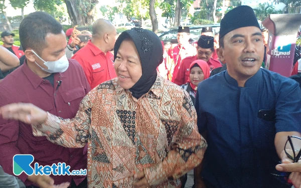 Foto Tri Rismaharini saat tiba di makam mbah bungkul, Kamis, 29 Agustus 2024. (Foto: Khaesar/Ketik.co.id)