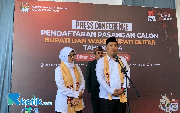 Foto Mak Rini dan Mas Ghoni saat pers konferensi, Kamis (29/8/2024). (Foto: Favan/ketik.co.id)