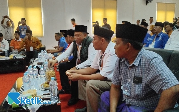 Foto Para ketua partai dan tokoh masyarakat ikut mengatarkan Lukman -Fauzan mendaftar ke KPU Bangkalan (29/08/2024) (Foto.Ismail Hs/Ketik.co.id)