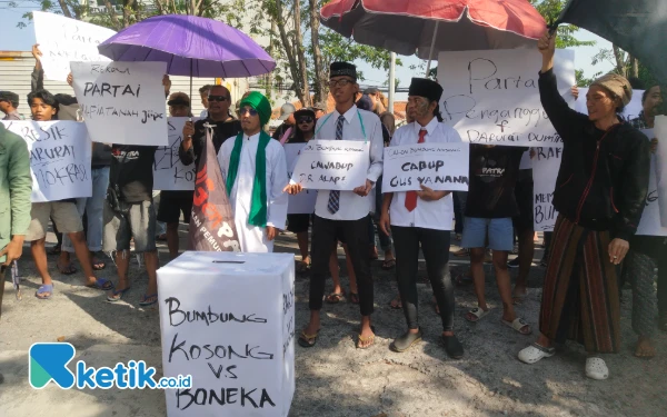 Foto 11 Partai pengusung Koalisi Bumbung Kosong saat di depan KPUD Gresik (foto : Sutejo / ketik.co. id)