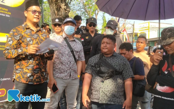 Foto Fadlul (kiri)  koordinator  Koalisi Bumbung Kosong saat menyampaikan orasi.  (foto : Sutejo / ketik.co.id)