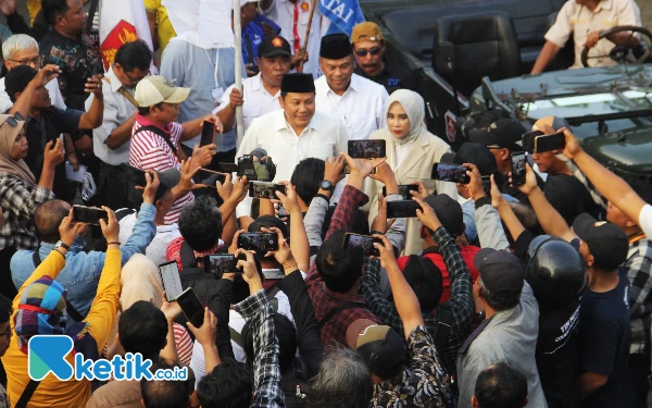 Foto H Subandi-Hj Mimik Idayana tiba di kantor KPU Sidoarjo dan diterima semua komisioner KPU Sidoarjo. (Foto; Fathur Roziq/Ketik.co.id).