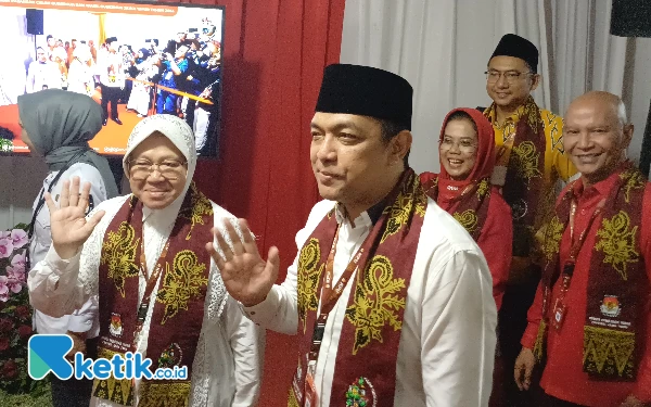 Foto Tri Rismaharini dan Gus Hans (KH Zahrul Azhar Asumta) tiba di KPU Jatim, Kamis, 29 Agustus 2024. (Foto: Khaesar/Ketik.co.id)