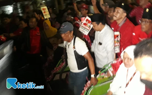 Foto Tri Rismaharini naik becaknke kantor KPU Jatim untuk mendaftar Calon Gubernur Jatim, Kamis, 29 Agustus 2024. (Foto: Khaesar/Ketik.co.id)