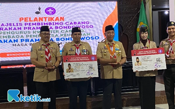 Foto Pj Bupati Bondowoso, Muhammad Hadi Awan Guntoro dan Pj Sekda Bondowoso, Haeriyah Yuliati saa berfoto bersama usai menerima KTA Pramuka (Foto : Ari Pangistu/Ketik.co.id)