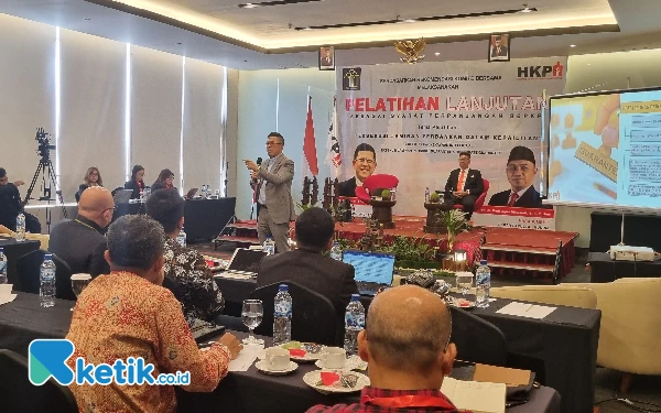 Foto Ketua Umum DPP HKPI Dr Soedeson Tandra, SH, MHum saat membawakan materi  terkait, “Eksekusi Jaminan Perbankan dalam Kepailitan”. (Foto: Fajar Rianto/Ketik.co.id)