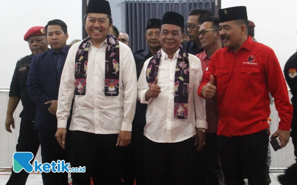 Foto Mas Iin dan Abah Edi didampingi ketua-ketua partai pengusung memasuki aula KPU Sidoarjo saat mendaftarkan diri sebagai pasangan bacabup-bacawabup Sidoarjo Kamis malam (29/8/2024). (Foto: Fathur Roziq/Ketik.co.id)