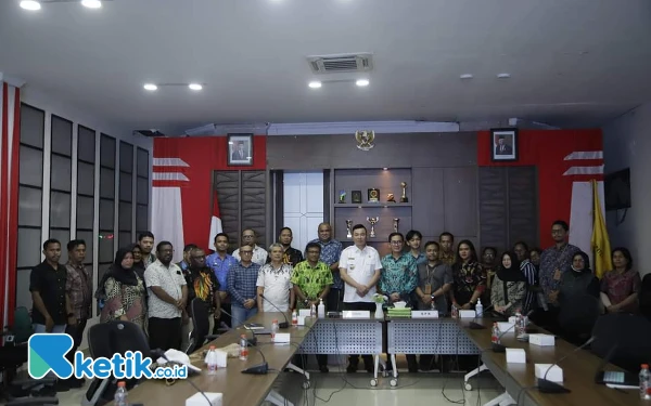 Foto Bupati Freddy Thie saat foto bersama dengan pimpinan OPD di ruang rapat kantor bupati Kaimana (foto Humas Pemkab Kaimana/Ketik.co.id)