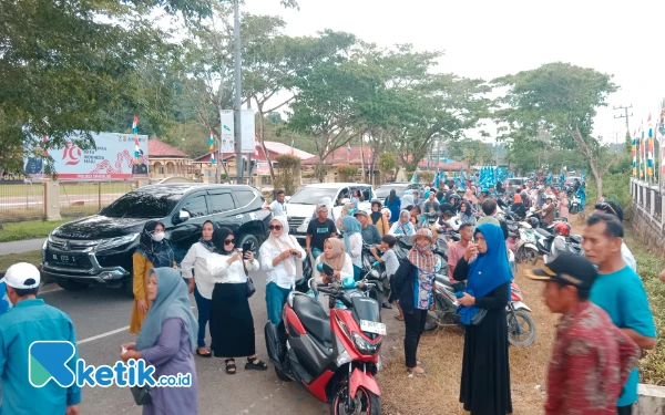 Foto Ratusan Masa dan Simpatisan saat mengantar Paslon Cabup dan Cawabup Mawardi-Yusran ke KIP Simeulue (Helman/Ketik.co.id)