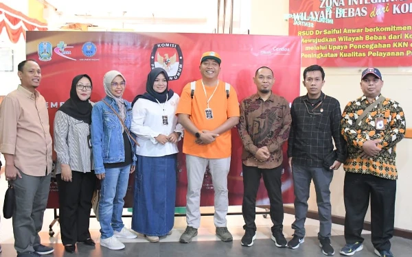 Foto Paslon Rio Ulfiyah sebelum melaksanakan tes kesehatan foto bersama dengan jajaran KPU dan Bawaslu Situbondo, Jumat (30/08/2024 (Foto: KPU Situbondo/ketik.co.id)