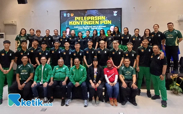 Foto Tim Basket Jatim dilepas langsung oleh Ketua KONI Jatim M Nabil, Jumat, 30 Agustus 2024. (Foto: Khaesar/Ketik.co.id)