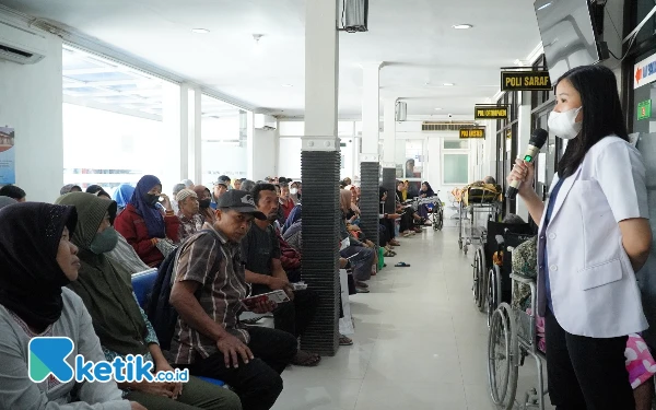 Foto Suasana di ruang tunggu Poli Zona A saat dilakukan kegiatan PKRS. (Foto: Fachrian for Ketik.co.id)