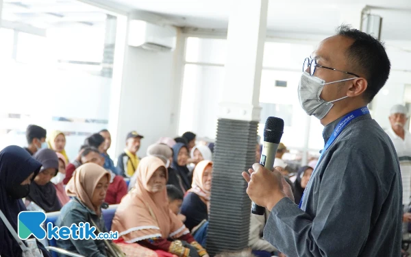 Foto Perwakilan BPJS Kesehatan, Kurnia tengah menyampaikan materi soal aplikasi Mobile JKN. (Foto: Fachrian for Ketik.co.id)