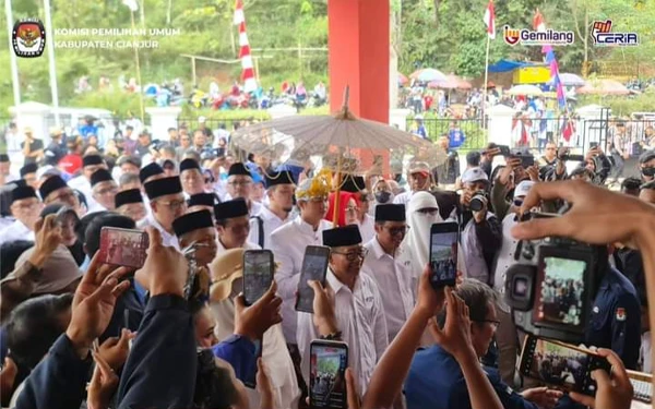 Thumbnail Awak media melakukan wawancara saat proses pendaftaran calon Bupati dan Wakil Bupati Cianjur (27/08/2024) (Foto: KPU Cianjur)