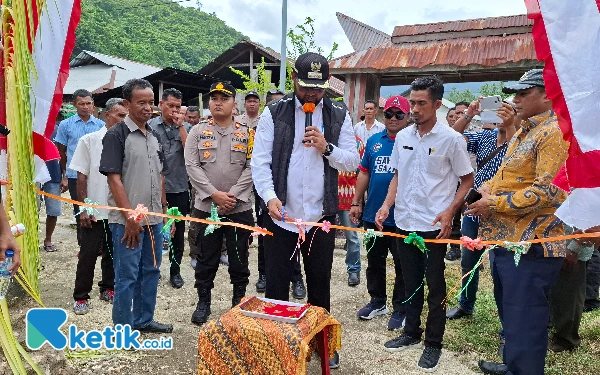 Foto Bupati Bassam saat meresmikan Jembatan Desa (Foto Mursal Bahtiar)