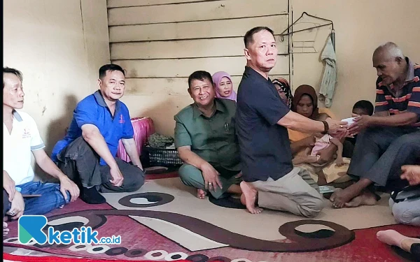 Foto Tokoh etnis Tionghoa Labuhanbatu menyerahkan santunan kepada bocah penderita stunting di Lingkungan Paindoan melalui kakeknya. (Foto: Joko/Ketik.co.id)