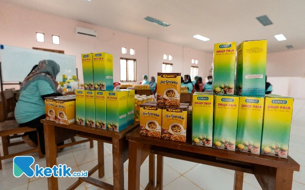 Foto Kelompok binaan Harita Nickel di Desa Kawasi berhasil mengolah buah pala yang merupakan komoditas unggulan Maluku Utara menjadi aneka minuman dan jajanan khas dari Pulau Obi (Foto Harita Nickel For Ketik.co.id)