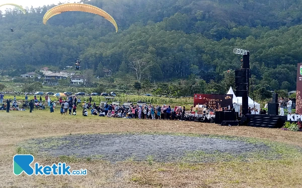 Thumbnail Berita - Maskot Pilkada Jatim Dikirab Pakai Paralayang di Kota Batu