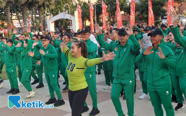 Foto Forkopimda dan para atlet Jatim yang akan berlaga di PON menari bersama, Jumat,30 Agustus 2024. (Foto: Khaesar/Ketik.co.id)