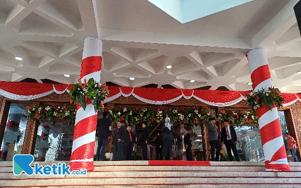 Foto Suasana Gedung DPRD Jatim dalam pelantikan anggota dewan baru, Sabtu, 31 Agustus 2024. (Foto: Khaesar/Ketik.co.id)