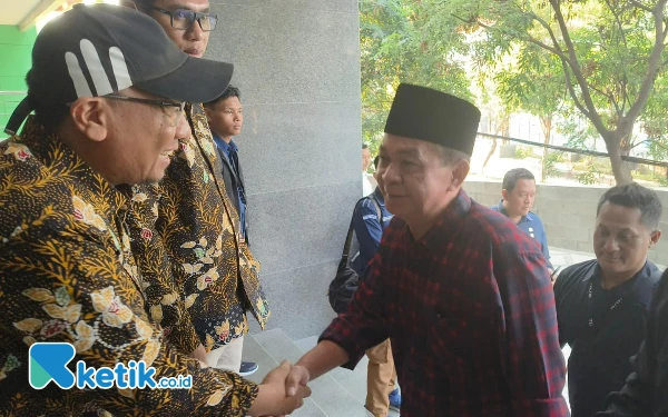 Foto Bakal calon wakil Bupati Sidoarjo Abah Edi disambut Ketua KPU Sidoarjo Fauzan Adhim dan Komisioner KPU Sidoarjo Divisi Teknis dan Penyelenggaraan Haidar Mundjid. (Foto: KPU Sidoarjo for Ketik.co.id)