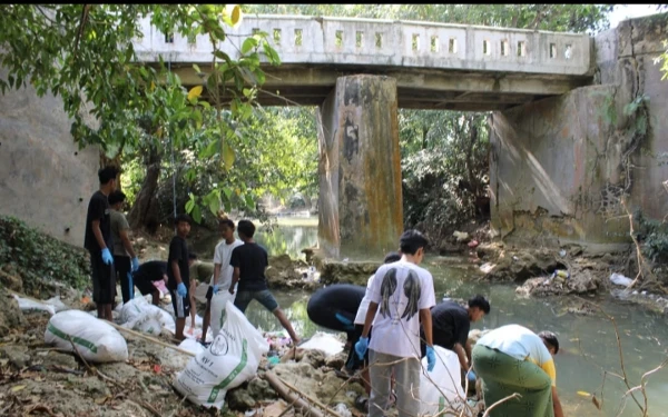 Komunitas Sahabat Alam Sumenep Gelar Aksi Bersih-Bersih di Sungai, Limbah Popok Bayi Paling Dominan