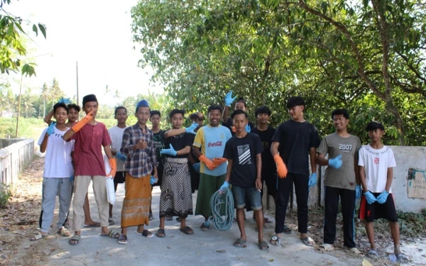 Foto Foto bersama anggota KSA di atas jembatan sungai  sebelum melakukan aksi  bersih-bersih sampah