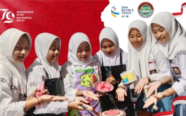 Foto Para siswi kompak menyiapkan produk kuliner yang akan dijual di Bazar memperingati HUT ke-79 RI. (Foto: Fansa  Sekar Puji Lestari/SMAN 1 Tegalombo)