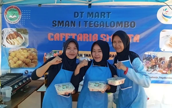 Foto Para siswi memamerkan produk kuliner yang siap dijual di Bazar HUT ke-79 RI. (Foto: Fansa Sekar Puji Lestari/SMAN 1 Tegalombo)