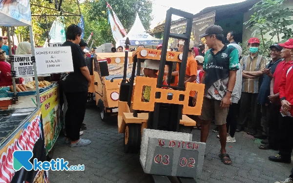 Foto Parade sepeda hias dengan kreasi bebas  yang dikendarai anak-anak hasil kreativitas warga Jambangan RW02 (Foto:Suyono/ketik.co.id)