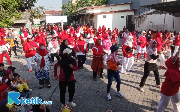 Foto Senam erobik sebelum pengundian kupon jalan sehat yang didominasi kaum hawa (Foto:Suyono/ketik.co.id)