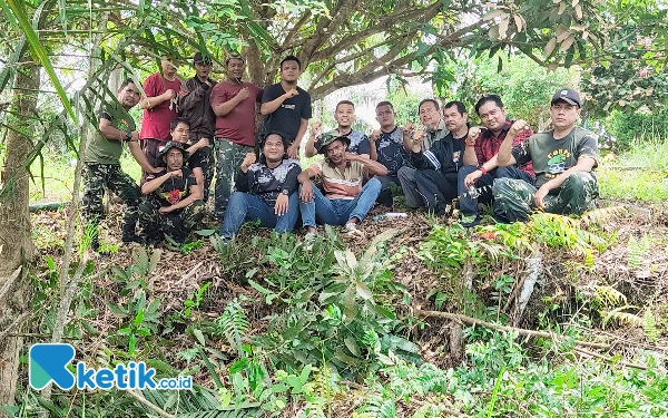 Foto Ketua DHC BPK-45, Kepling Sejahtera, OKP anak pejuang dan pemerhati nilai juang saat melihat sekitaran Tugu Juang Lobusona. (Foto: Joko/Ketik.co.id)