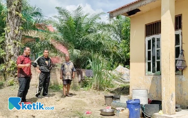 Foto Pemuda pemerhati nilai juang, Tommy dengan DHC BPK-45 Labuhanbatu melihat rumah penjaga Tugu Juang Lobusona. (Foto: Joko/Ketik.co.id)