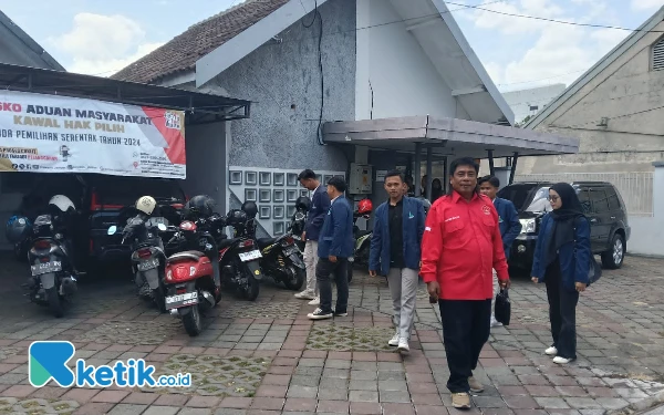 Foto Seorang warga Jember, Achmad Chairul Farid mengadukan berkas persyaratan bakal calon kepala daerah ke Bawaslu setempat, Senin, 2 September 2024 (Foto: Fenna/Ketik.co.id)