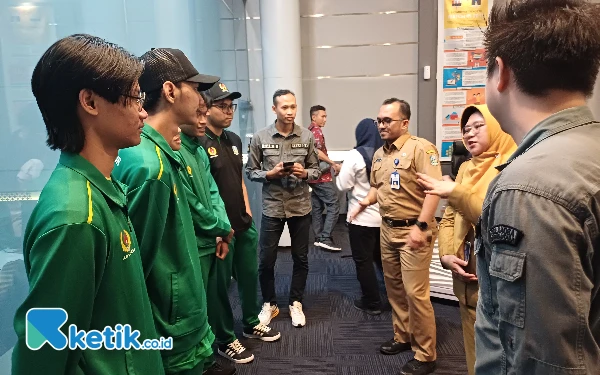 Foto Kepala Dinas Komunikasi dan Informatika (Kominfo) Jawa Timur, Sherlita Ratna Dewi Agustin memberikan semangat pada atlet ESport Jatim yang akan berlaga di PON XXI 2024 Aceh-Sumut, Senin, 2 September 2024. (Foto: Khaesar/Ketik.co.id)