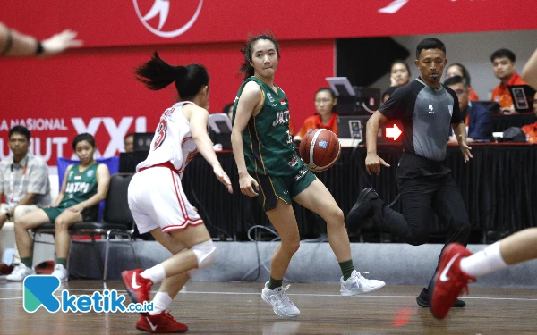 Foto Tim Basket Putri Jatim berusaha membongkar pertahanan DKI Jakarta, Senin, 2 September 2024. (Foto: Tim Dokumen KONI Jatim for Ketik.co.id)