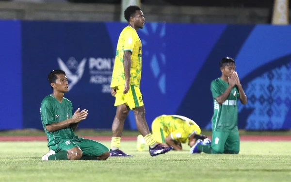 Foto Tim Sepakbola Jatim (hijau) bersyukur usai menang tipis 2-1 atas Papua Pegunungan, Senin, 2 Agustus 2024. (Foto: KONI Jatim for Ketik.co.id)