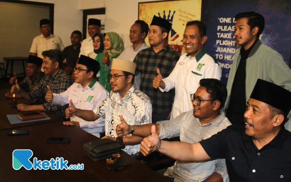 Foto Jajaran Fraksi PKB di DPRD Sidoarjo bersama-sama mengikuti konferensi pers terkait sikap DPC PKB Sidoarjo atas pencalonan H Subandi dari partai lain di Kopili, Jalan Malik Ibrahim, Sidoarjo, pada Senin (2/9/2024). (Foto: Fathur Roziq/Ketik.co.id)