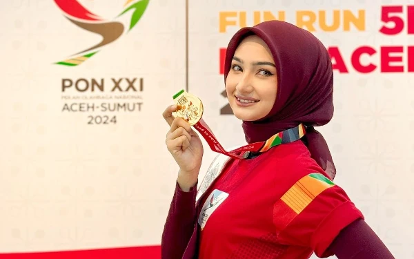 Thumbnail Tampil cantik sambil memegang medali, Suci Annisa Mawardi sebagai Puteri Indonesia Aceh 2024 gaungkan PON XXI Aceh-Sumut (Foto: Suci for Ketik.co.id)