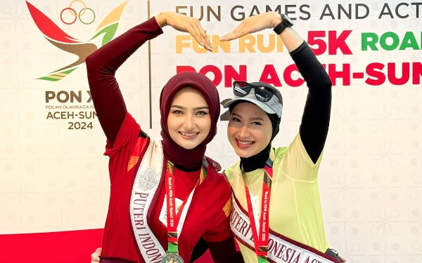 Thumbnail Suci Annisa foto bersama Puteri Indonesia Aceh 2023 Sasa Ramadhanty dengan dua tangan membentuk cinta (Foto: Suci for Ketik.co.id)