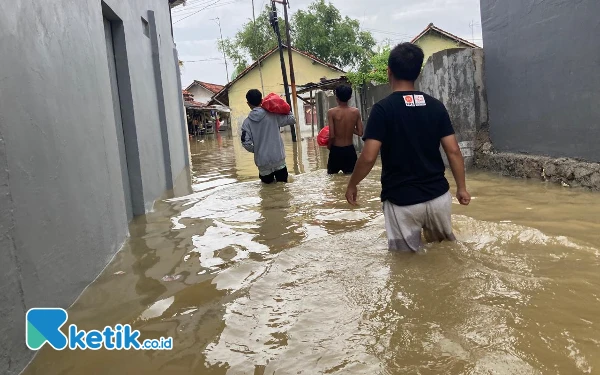 Foto Situasi saat banjir di Kota Sampang (Foto: Mat Jusi/Ketik.co.id).