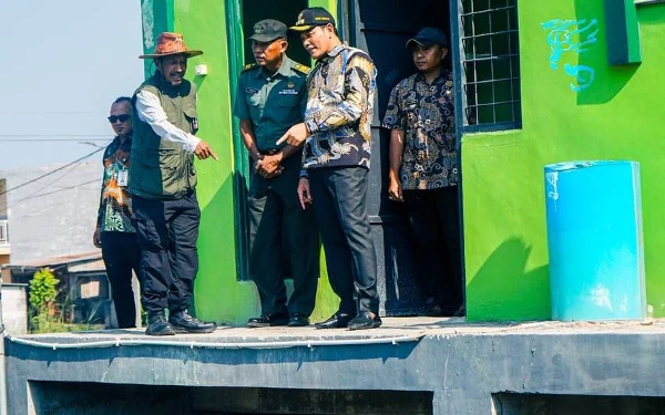 Foto Plt Bupati H Subandi bersama Camat Tanggulangin Sabino Mariano mengecek kesiapan Rumah Pompa Kedungbanteng pada Selasa (3/9/2024). (Foto: Dinas Kominfo Sidoarjo).