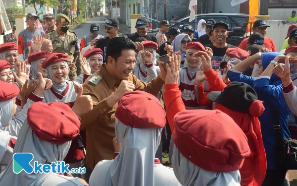 Foto Plt Bupati Sidoarjo H Subandi bersama emak-emak di Desa Jimbaran Wetan, Wonoayu. (Foto: Dinas Kominfo Sidoarjo)